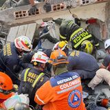 Rescatan con vida a una mujer tras colapso de vivienda afectada por terremoto en Pereira