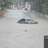 Vehículo en Cali quedó atrapado en medio de la inundación ocasionada por las fuertes lluvias