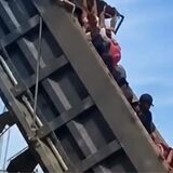 Conductor de volqueta levantó el platón para bajar a jóvenes que viajaban como polizones en Montería